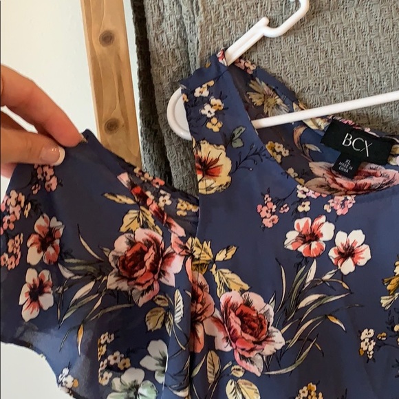 Women’s Shirt - Picture 2 of 3